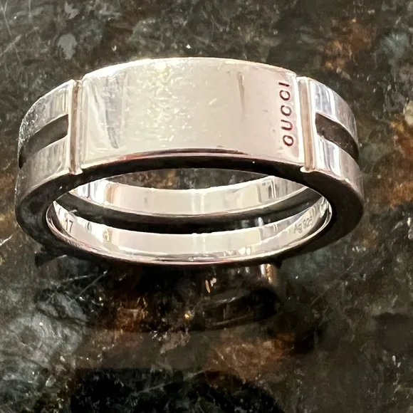 Gucci silver ring size 8 with COA unisex. Great Valentine’s Day gift.